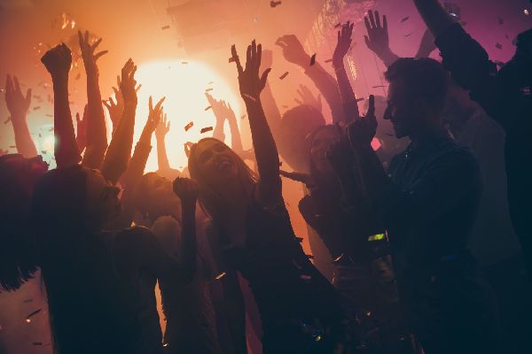 Mash: в Питере силовики проверили на наркотики посетителей клуба Kontrkult