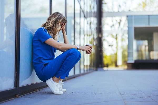 В США медсестра лишилась работы за соблазнение своего 15-летнего пасынка