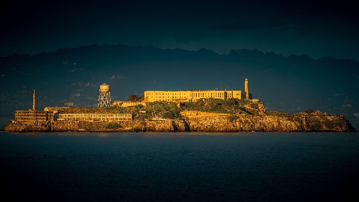 Вид на остров Алькатрас в заливе Сан-Франциско (Фото: iStock/Wirestock)
