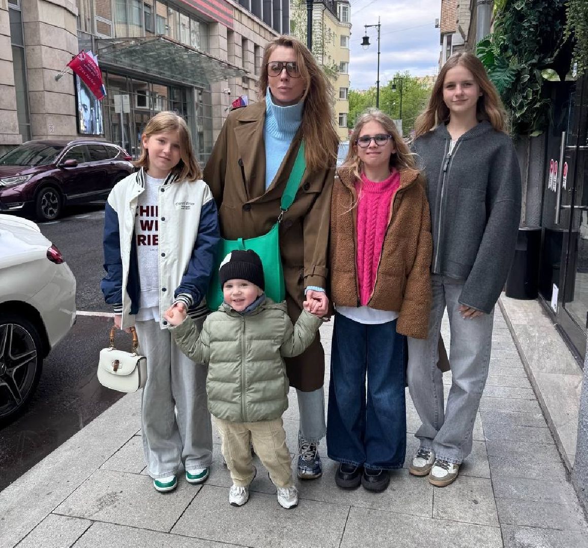 Светлана Бондарчук с семьёй (фото: Telegram @lovepeacesvet)