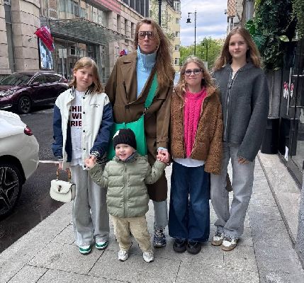 Светлана Бондарчук с семьёй (фото: Telegram @lovepeacesvet)