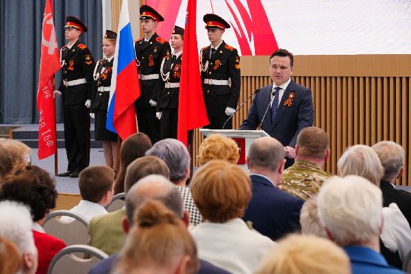 Андрей Воробьёв (в центре)(Фото: пресс-служба губернатора и правительства МО)