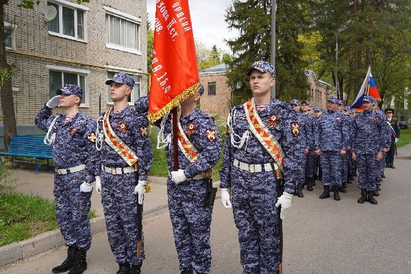 Росгвардейцы провели парад у дома ветеранов в честь Дня Победы