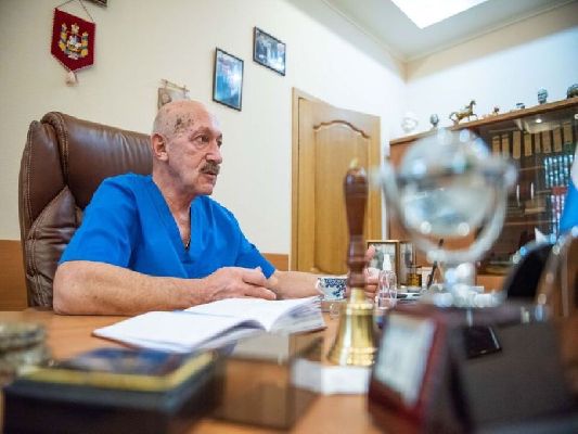 День рождения отмечает выдающийся хирург Юрий Райхман