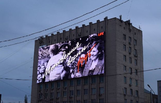 В преддверии 9 мая Life.ru оживила кадры встречи победителей под песню Леонида Агутина
