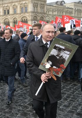 Президент РФ Владимир Путин с портретом своего отца Владимира Спиридоновича на акции  «Бессмертный полк», 2017 год (Фото: РИА Новости/Алексей Никольский)