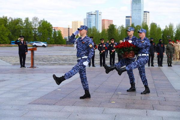 Росгвардейцы возложили цветы к Вечному огню на Поклонной горе