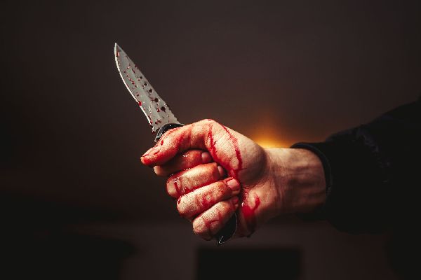 В Казани пьяная женщина зарезала возлюбленного-военного на почве ревности