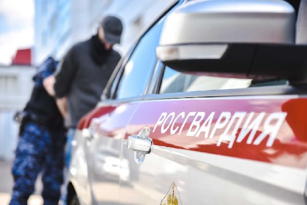 Подмосковные росгвардейцы задержали наркокурьера со ста свёртками метадона