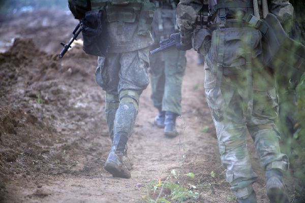 Гранаты с химическими веществами обнаружили на брошенных позициях ВСУ в Курской области