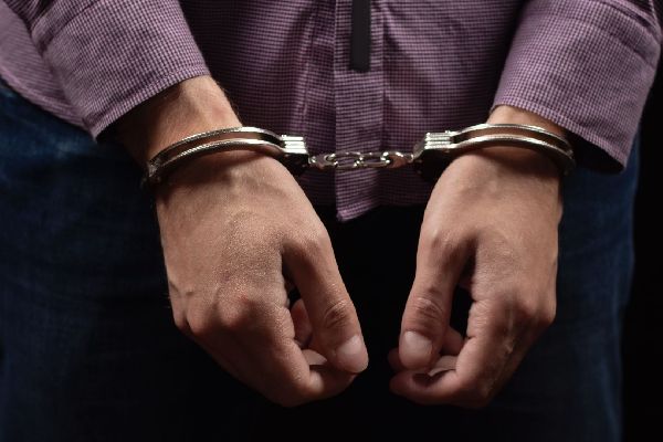 Пушкинские полицейские поймали мошенника из Средней Азии, обокравшего пенсионера