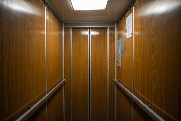 В Астрахани лифт с жильцами упал с высоты шестого этажа