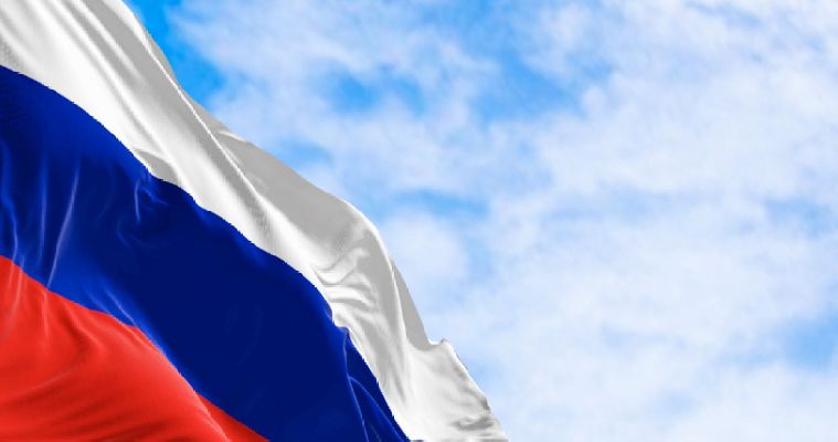 «Нет семьи без урода»: грузинский певец осквернил российский флаг на концерте