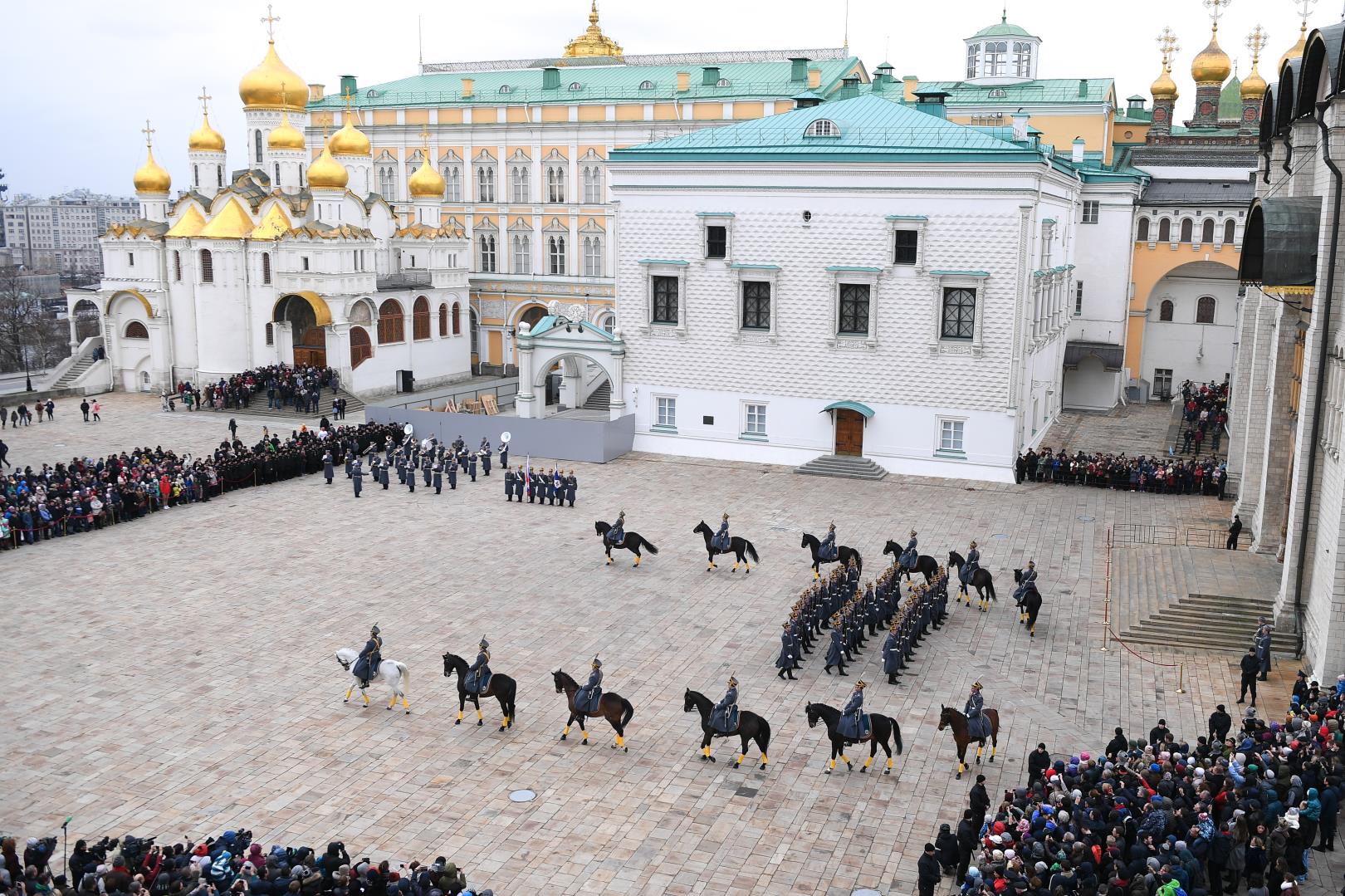 Соборная площадь Кремля караул