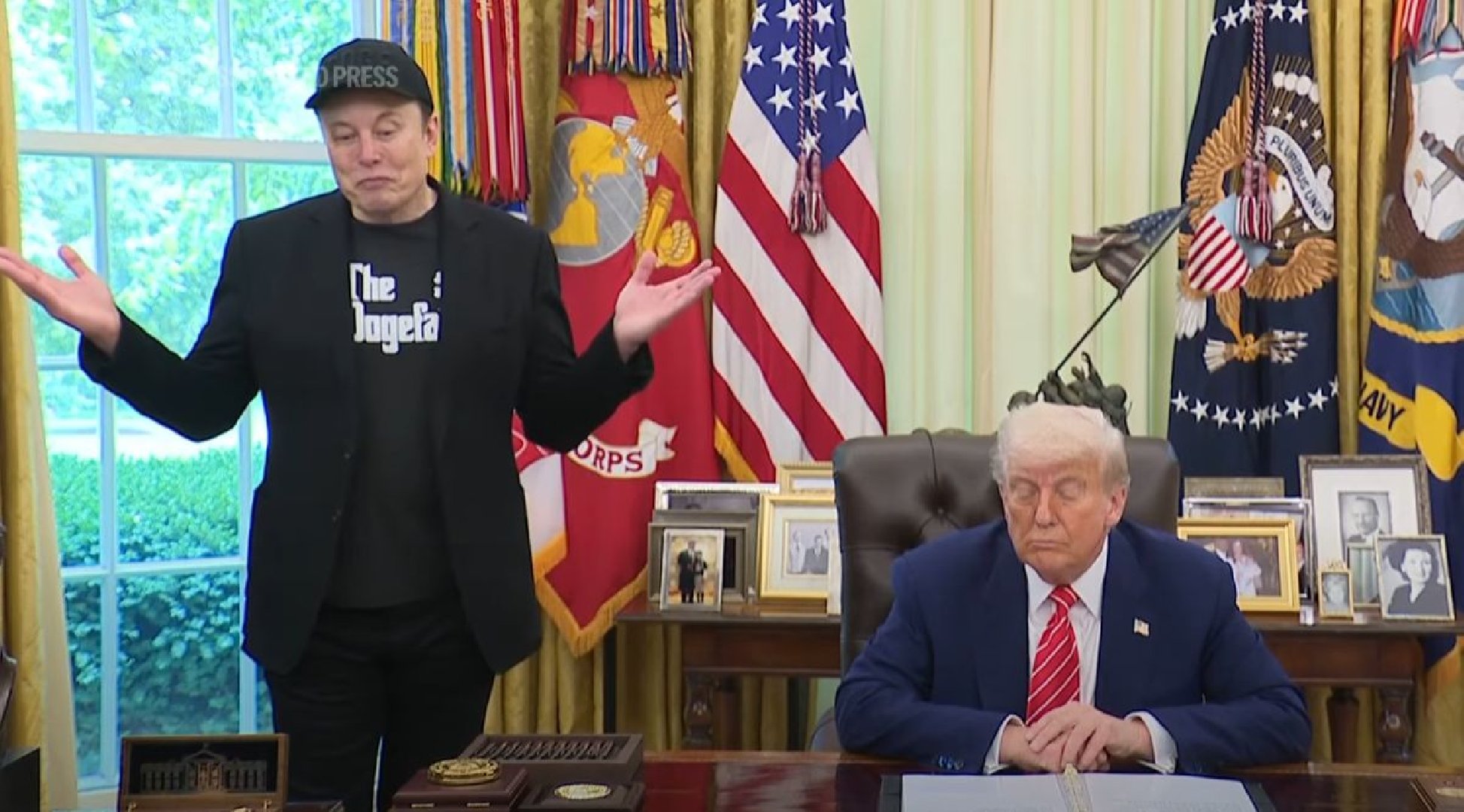 Маск покинул команду Трампа и получил на память золотой ключ — фото