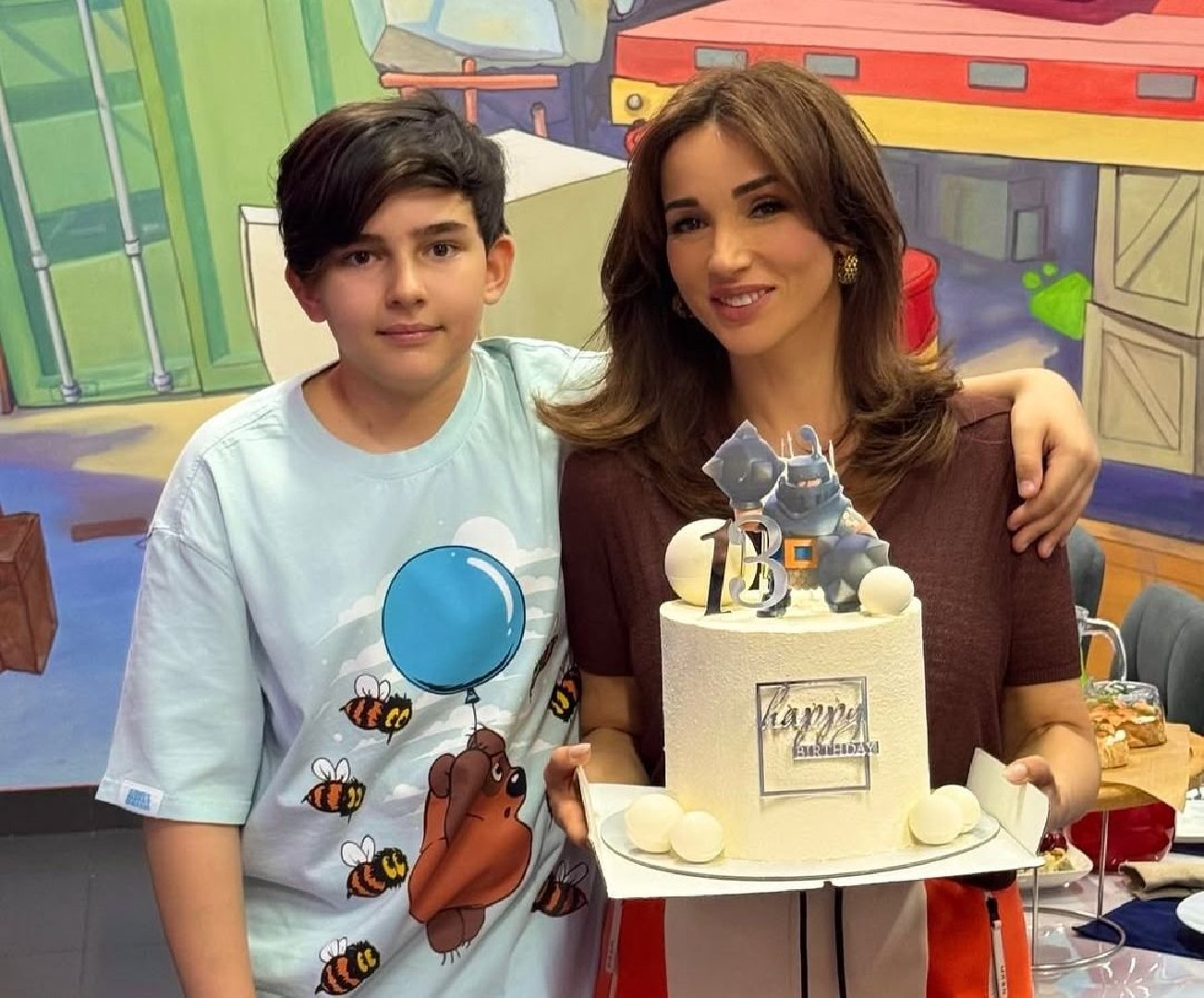 Ол әлі өте жас және қазірдің өзінде лас. Ерлер қынаппен жыныстық қатынасқа түседі