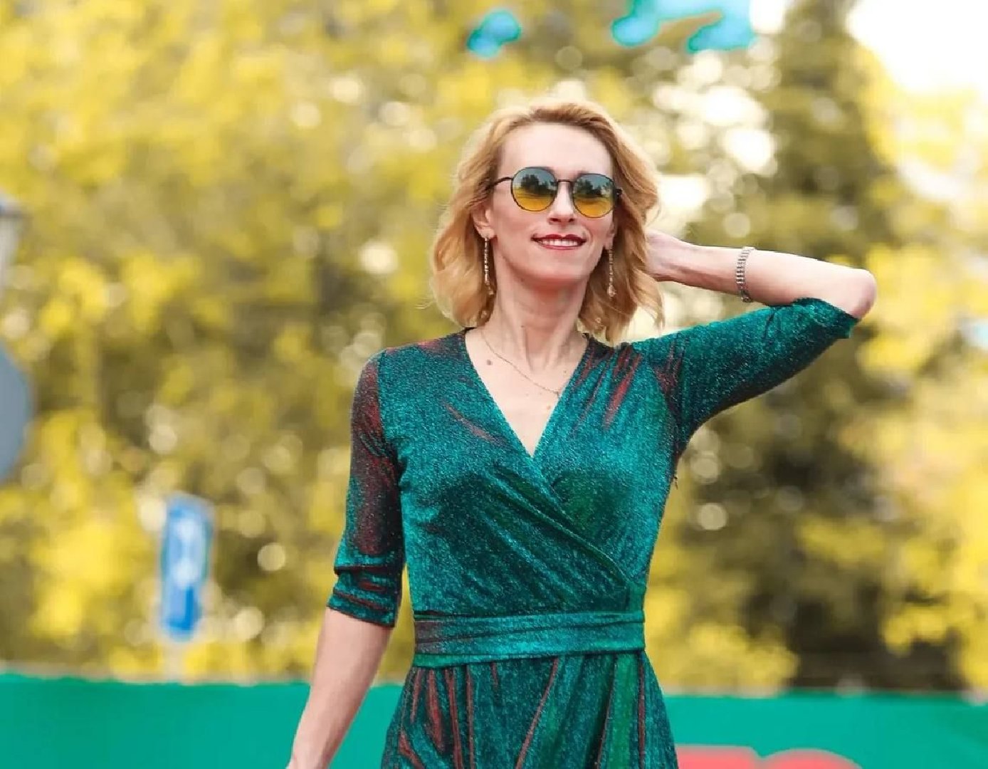 Олар шеңберде қыздың ішіне кіреді