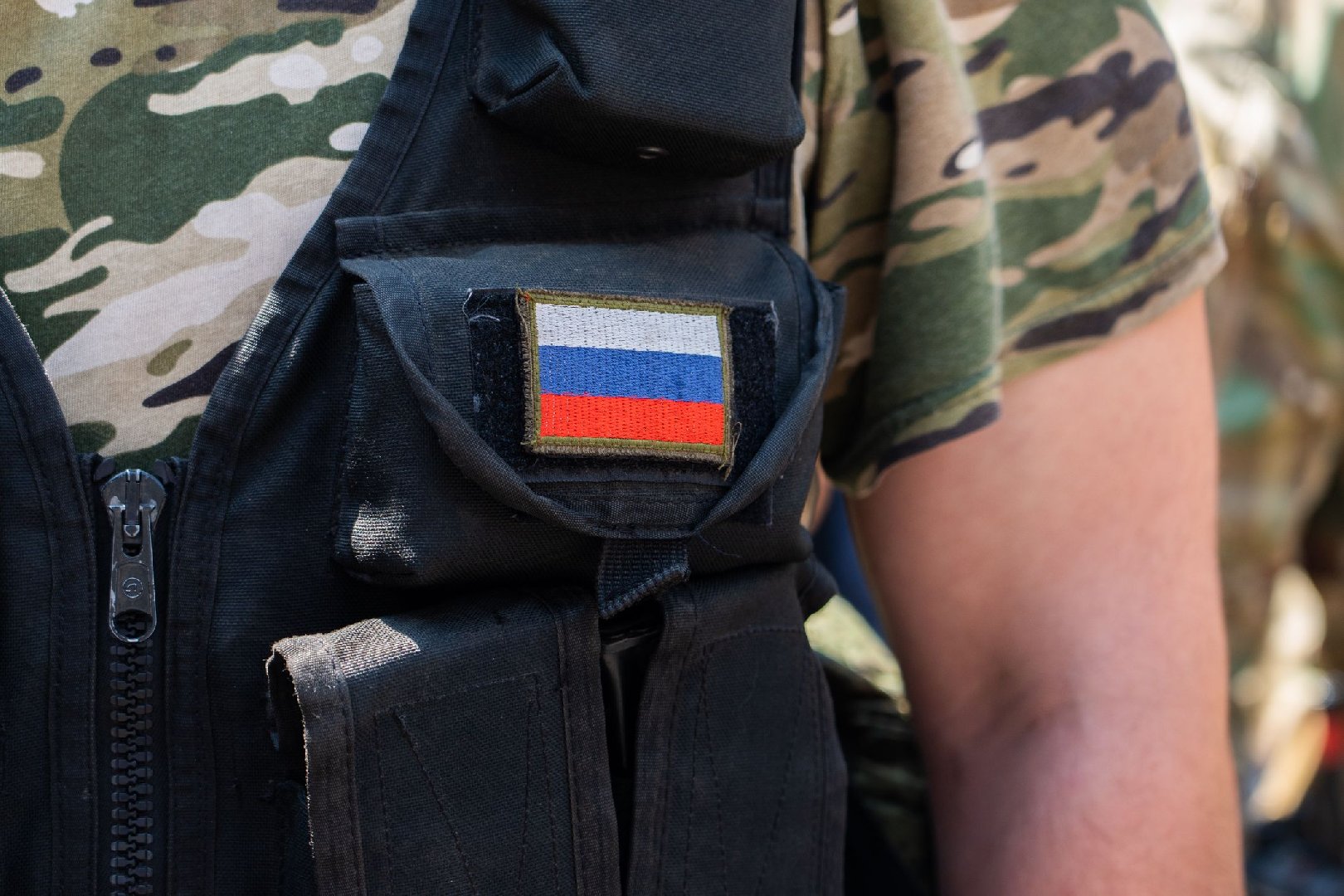 Трое российских бойцов вручную оттащили трехтонную пушку Д-30, спасая от дронов