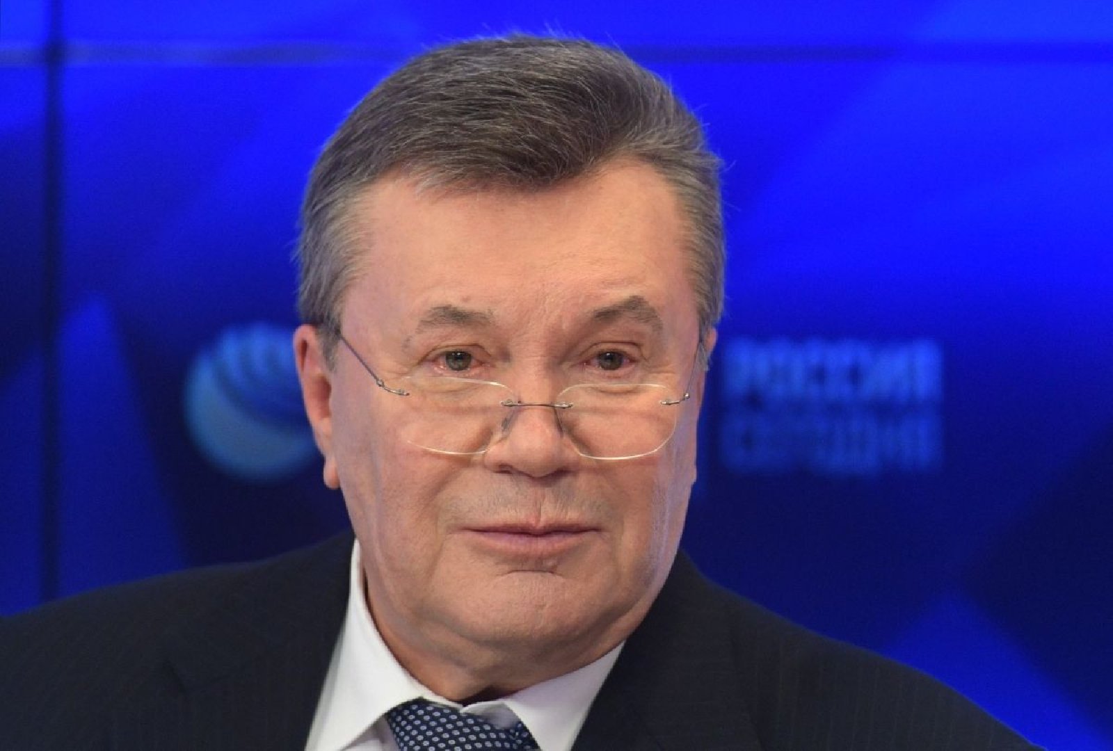 Похожий на Януковича мужчина отдыхает на Канарах