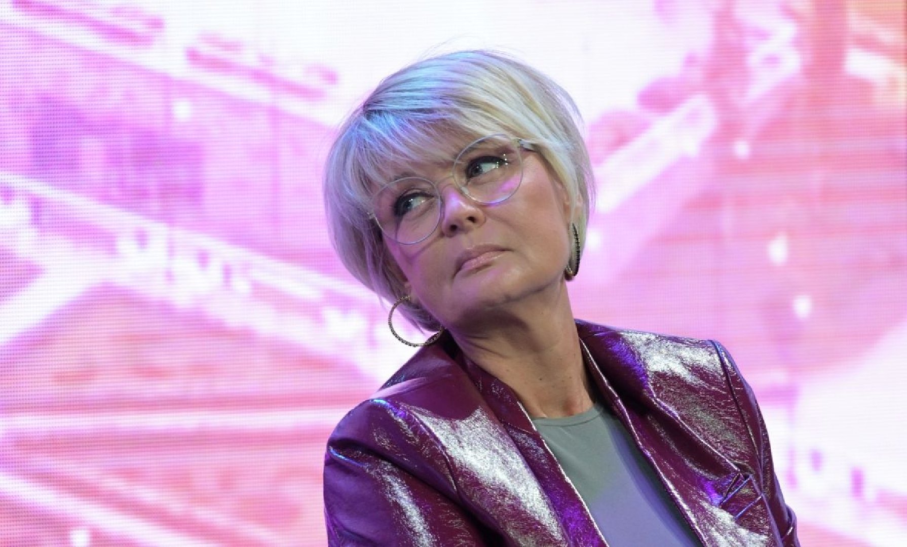 «Мне смешно»: Юлия Меньшова раскритиковала женщин, которые после 50 надевают пуш-ап и делают себе ягодицы