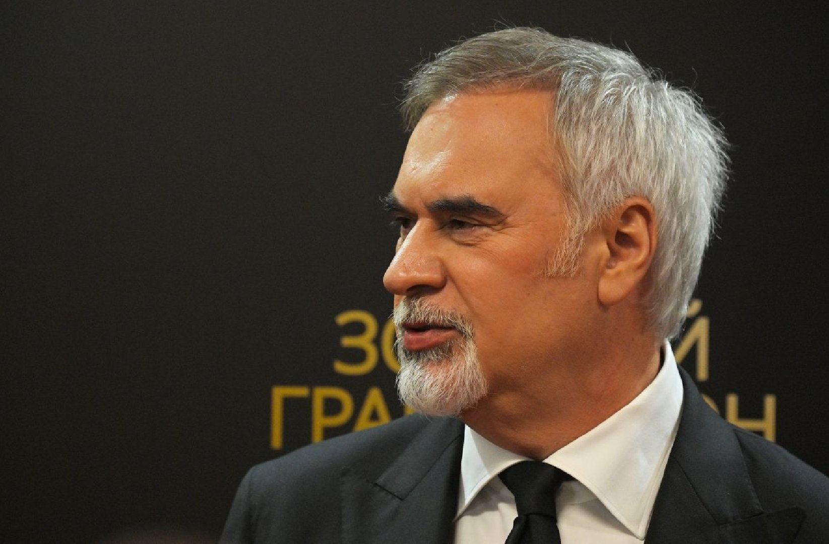 Меладзе спел с поклонницами в Батуми, которые развлекли певца откровенным танцем