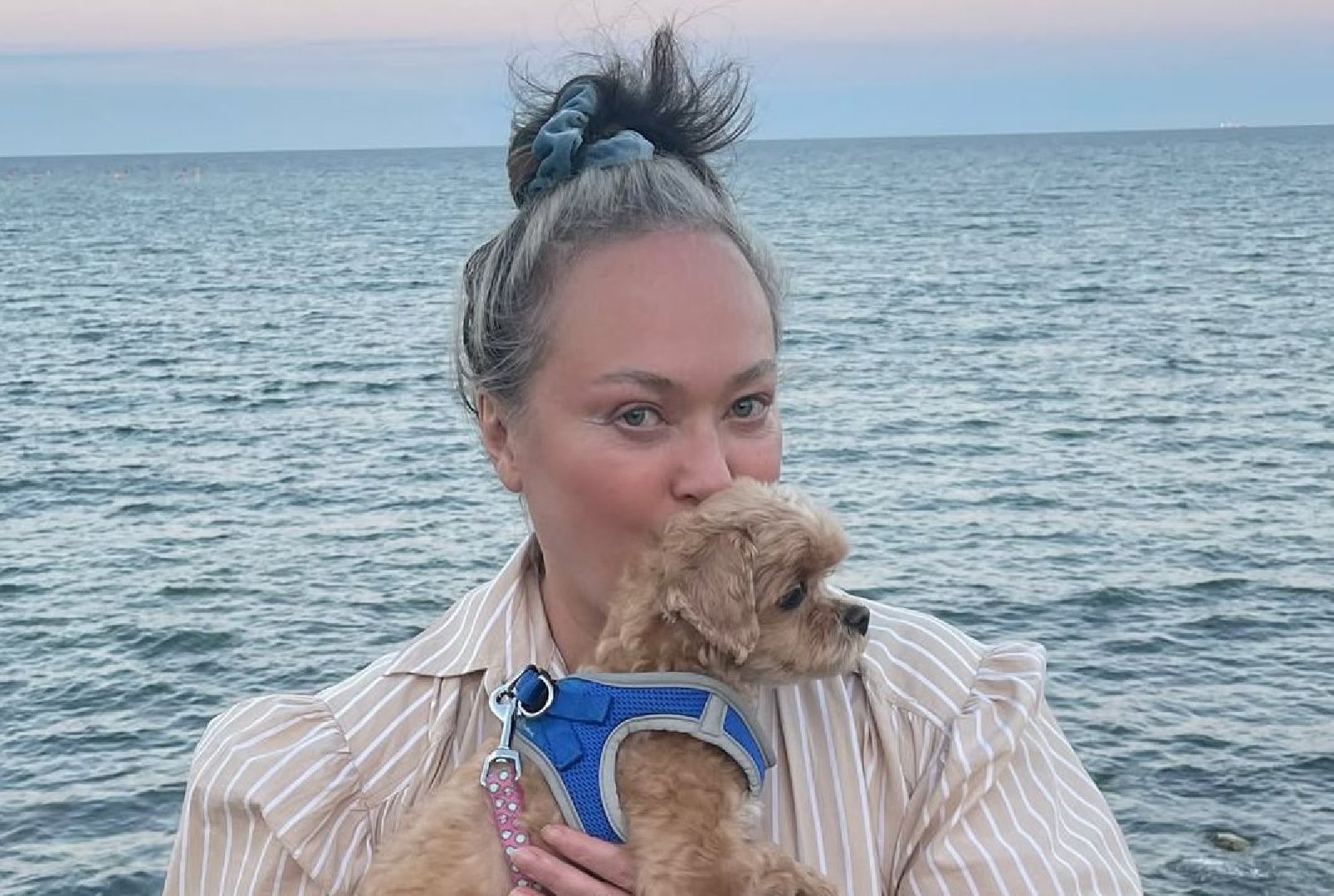 «Счастье оно и такое тоже»: Лариса Гузеева выложила несколько теплых и откровенных снимков без макияжа с любимым питомцем