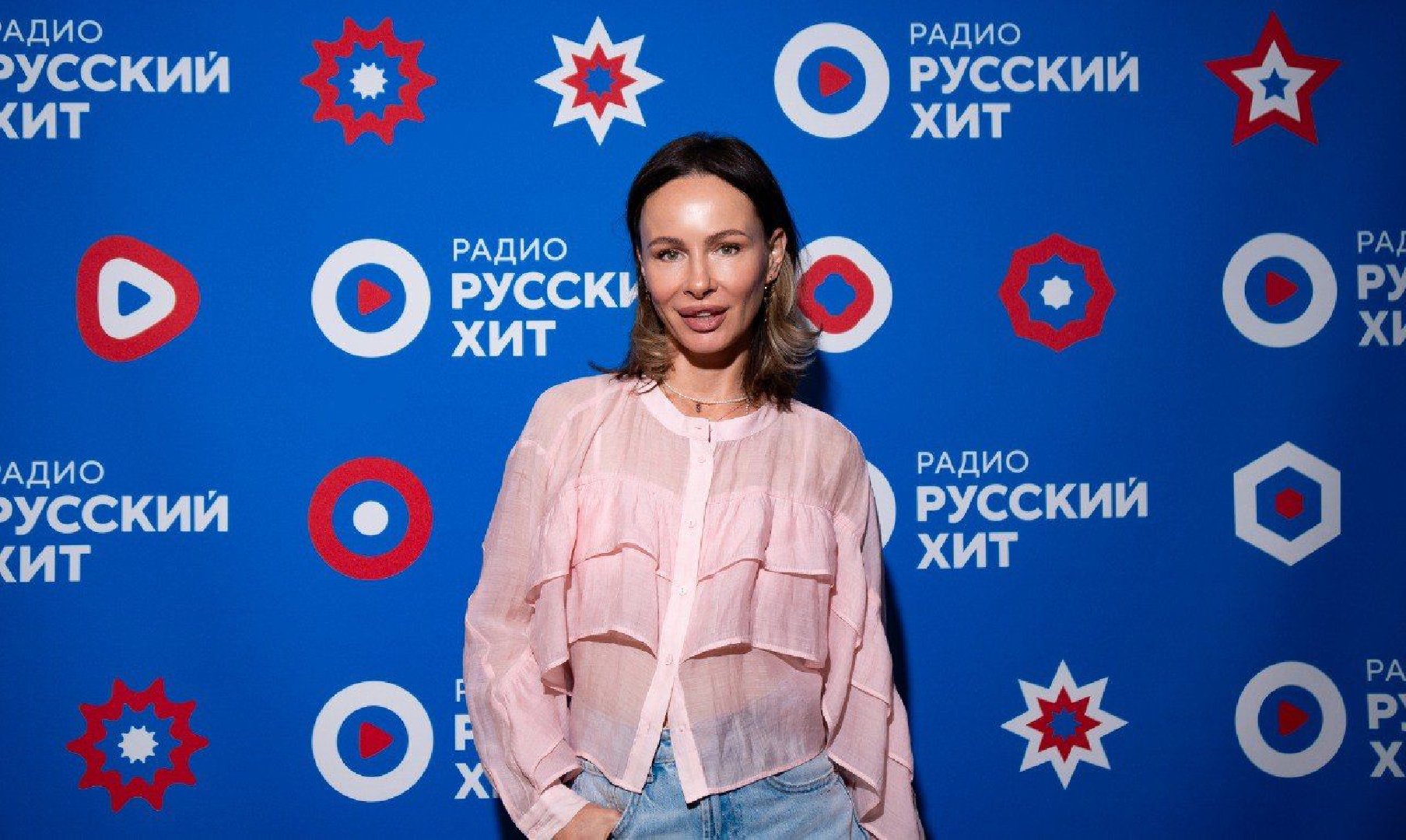 «Это помогает во многом»: Экс-солистка «Демо» Саша Зверева рассказывает в США о своей популярности в РФ