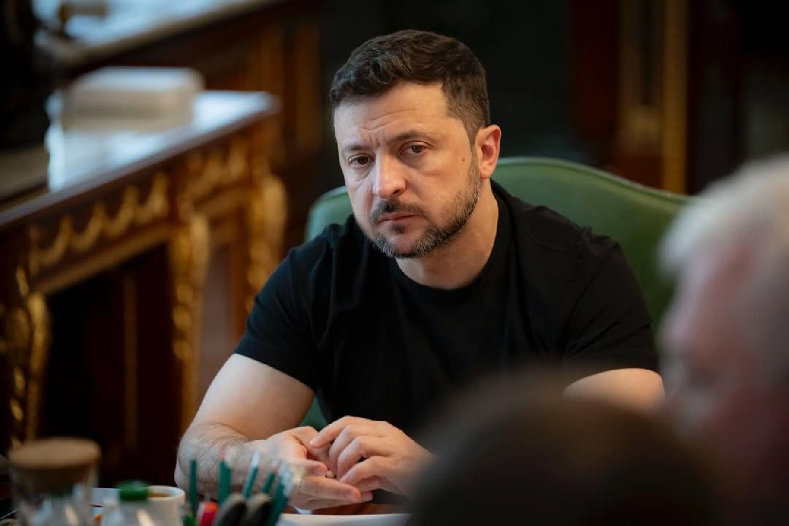«Спит в бункере с любовником* и ружьём»: с кем на самом деле живет Владимир Зеленский и из-за чего скандалит с женой