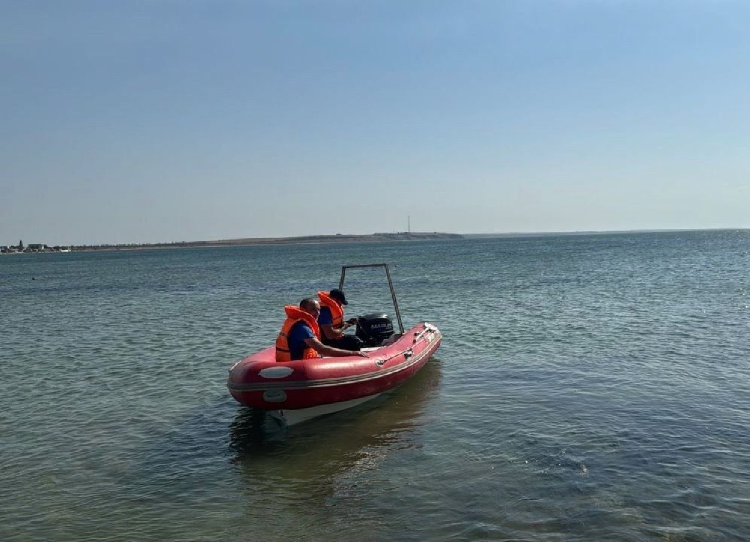 В Крыму трех детей и взрослого унесло в море на сапборде