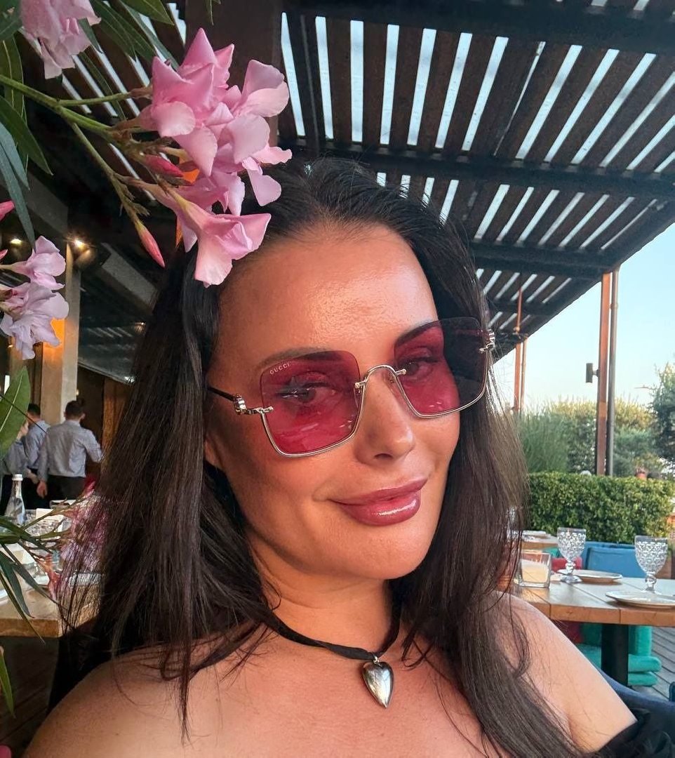 Sportchi bilan issiq jinsiy aloqa filmini onlayn tomosha qiling Porno: Ikki qiz yigitni mushukini yalashga majburlagan