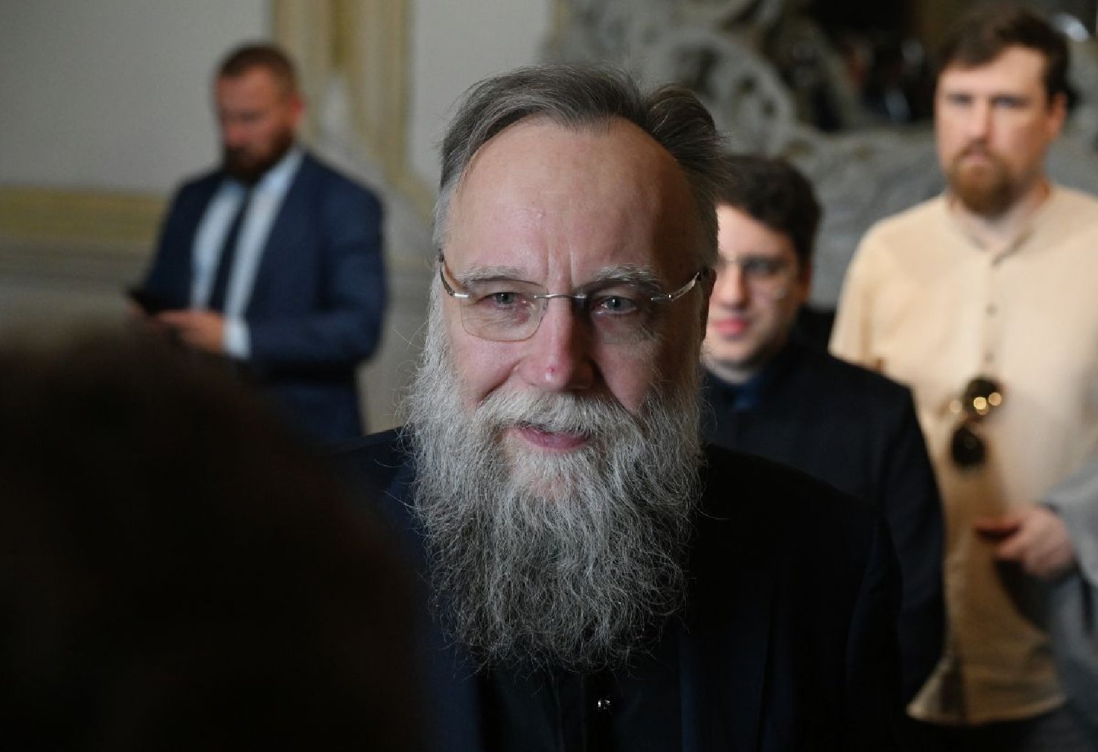 В переписке Эпштейна с экс-советником Трампа упоминалось имя Дугина