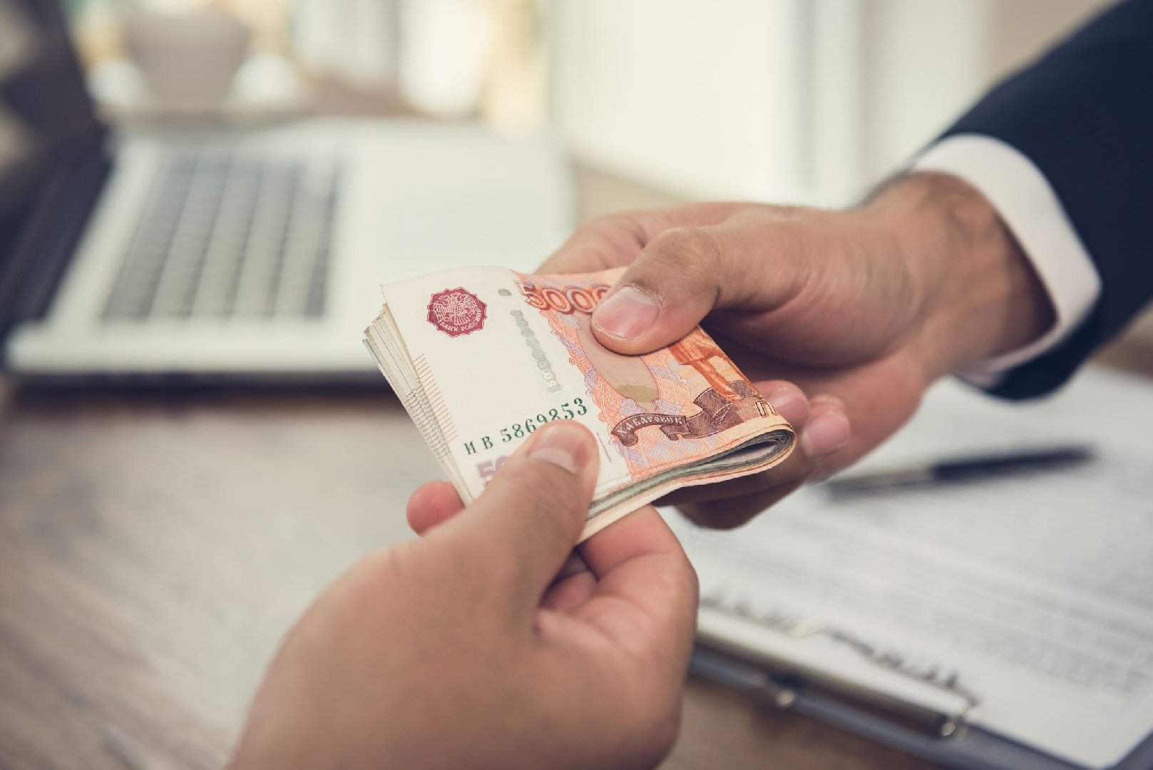 Россиянам объяснили, кому положена тринадцатая зарплата в декабре