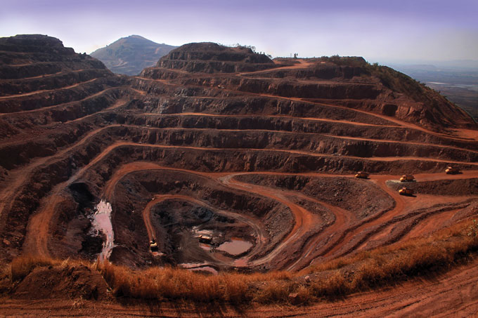 Малайзия добыча. Шахта Тау-тона ЮАР. Железорудные бассейны Индии. Индия железная руда. Люксембург добыча железной руды.