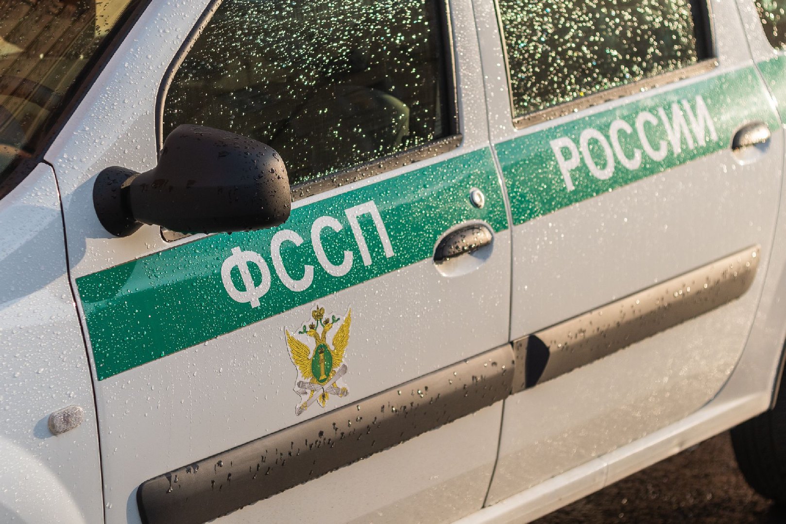 «Залечь на дно»: Неплательщик алиментов спрятался от приставов внутри дивана