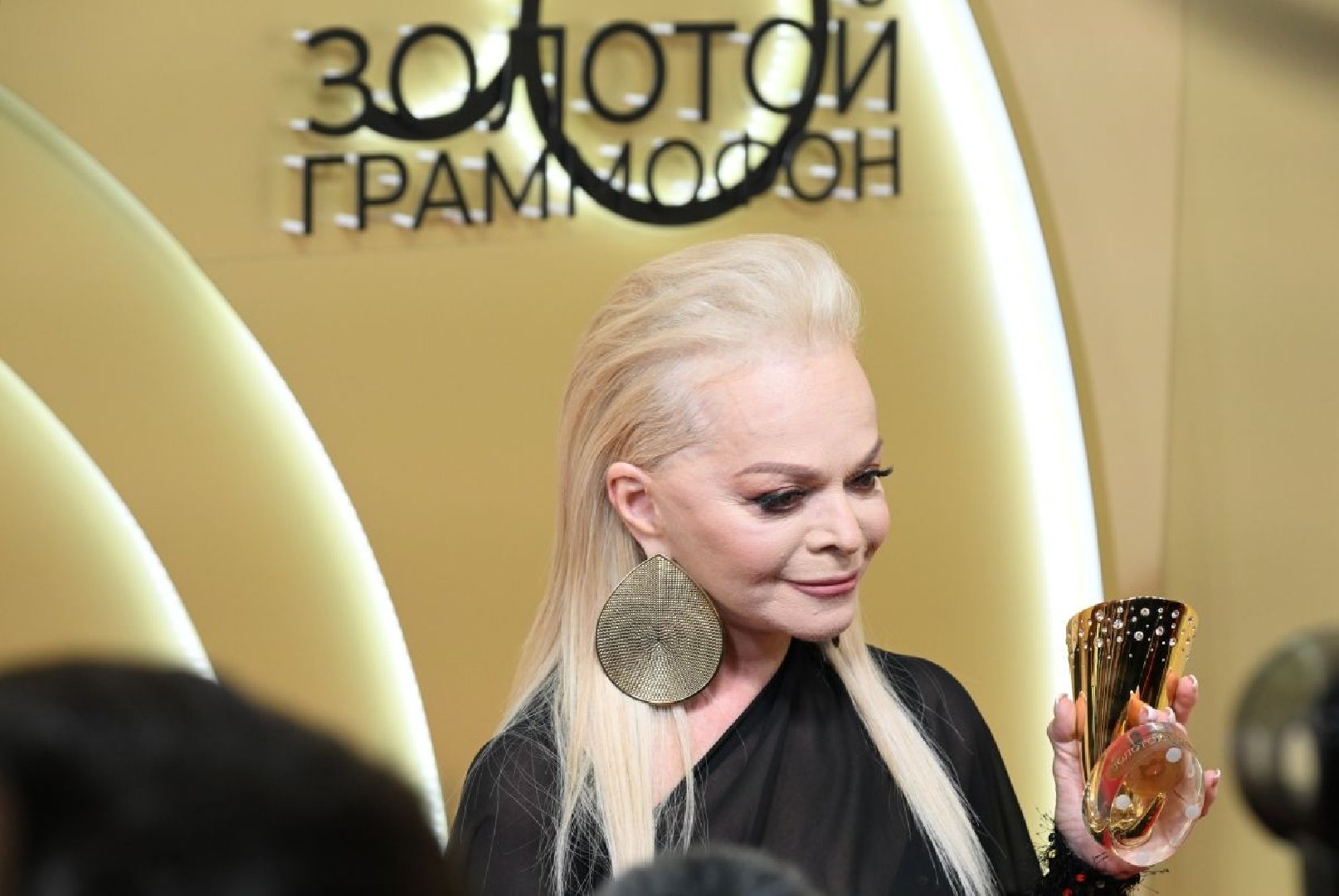 SHOT: Охранники Ларисы Долиной напали на журналистов в Наро-Фоминске — видео