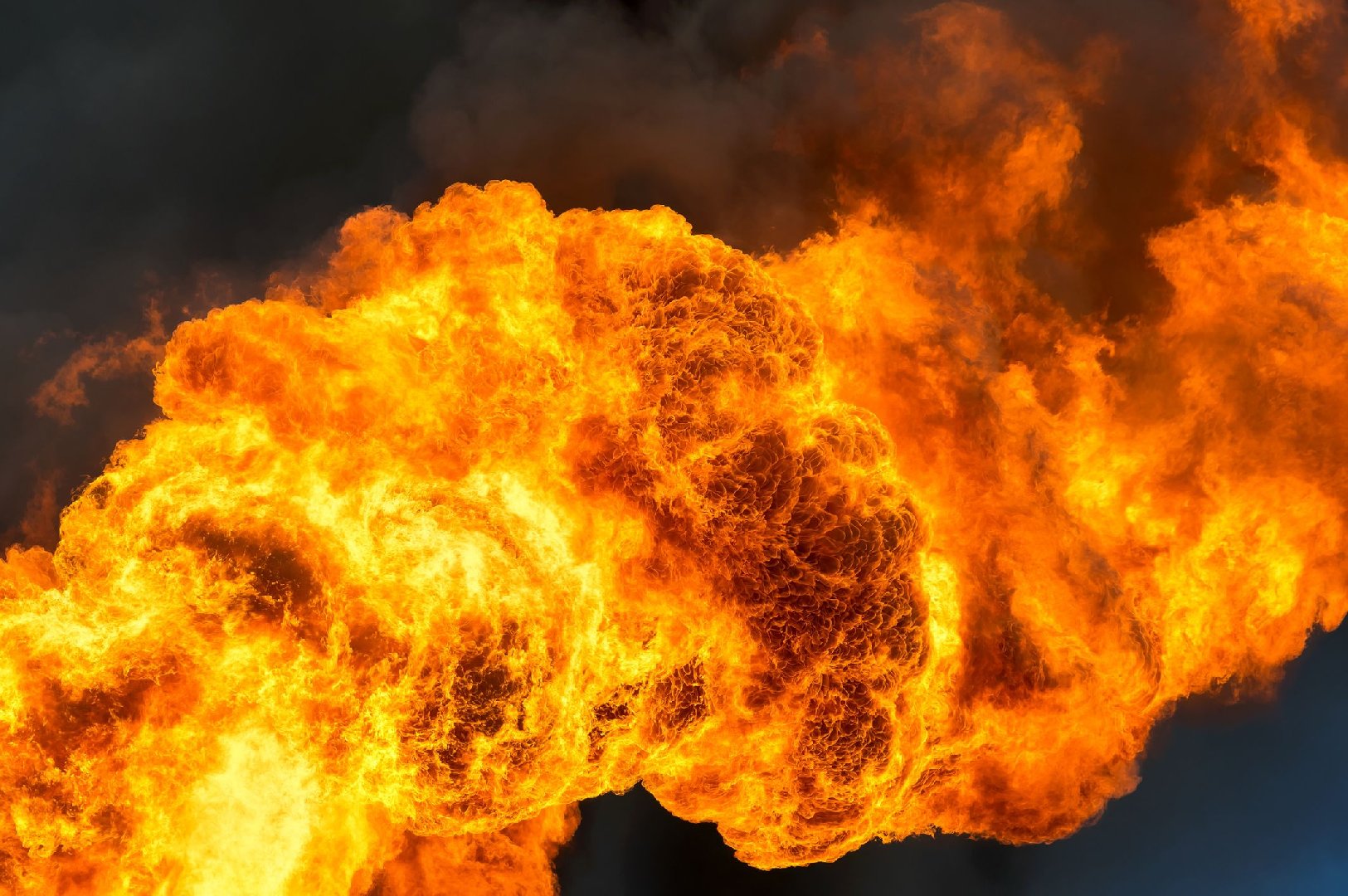 Над Ростовом-на-Дону прогремели протяжные взрывы, в Батайске начался пожар