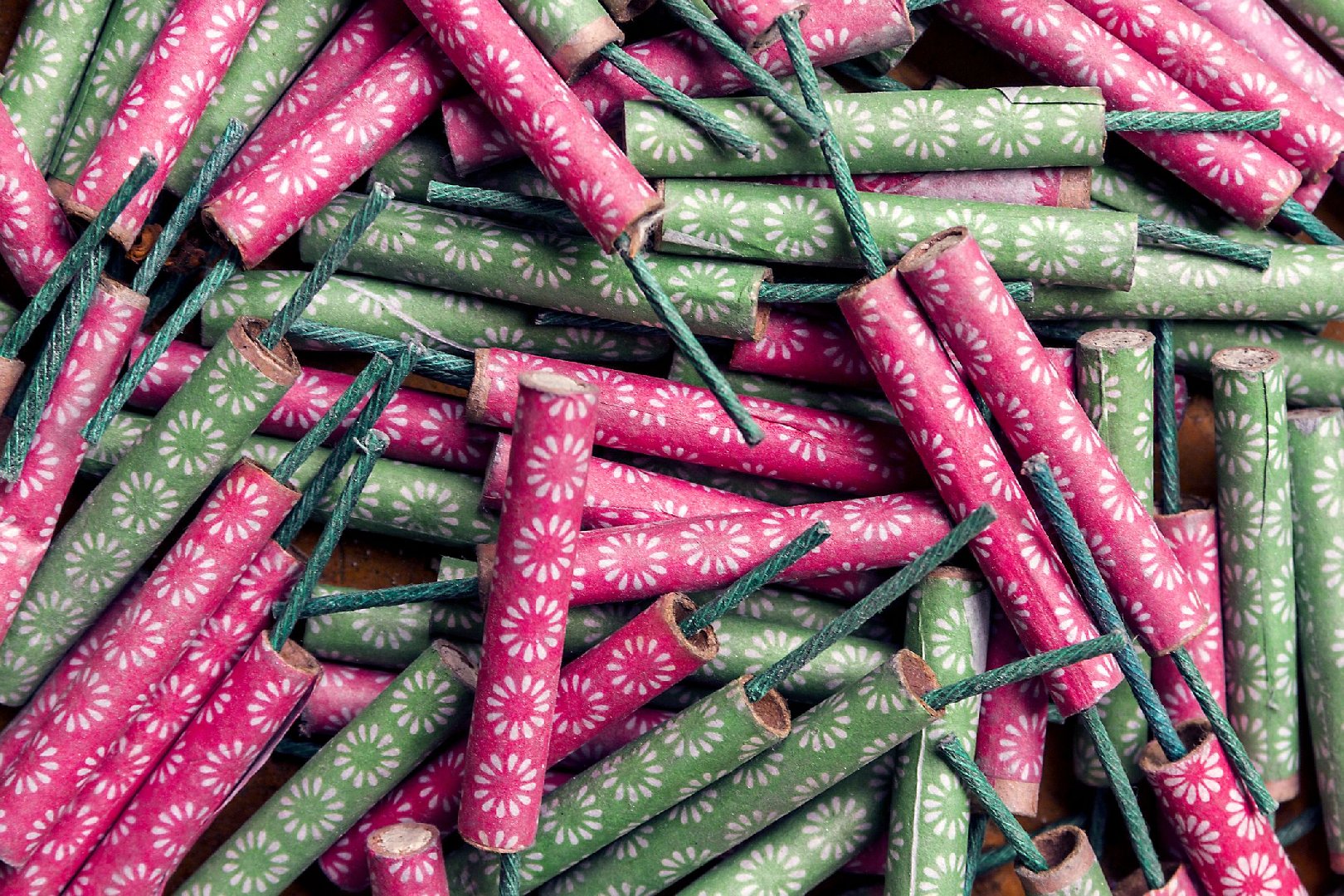 Юрист рассказал, как добиться возмещения ущерба за влетевшую в окно петарду