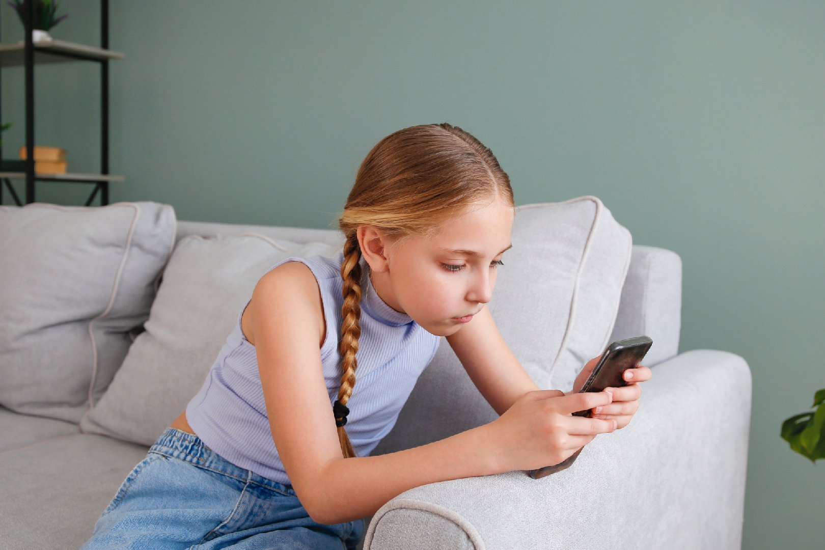 Пара молодых людей изнасиловала 14-летнюю школьницу, которая заряжала у соседа телефон