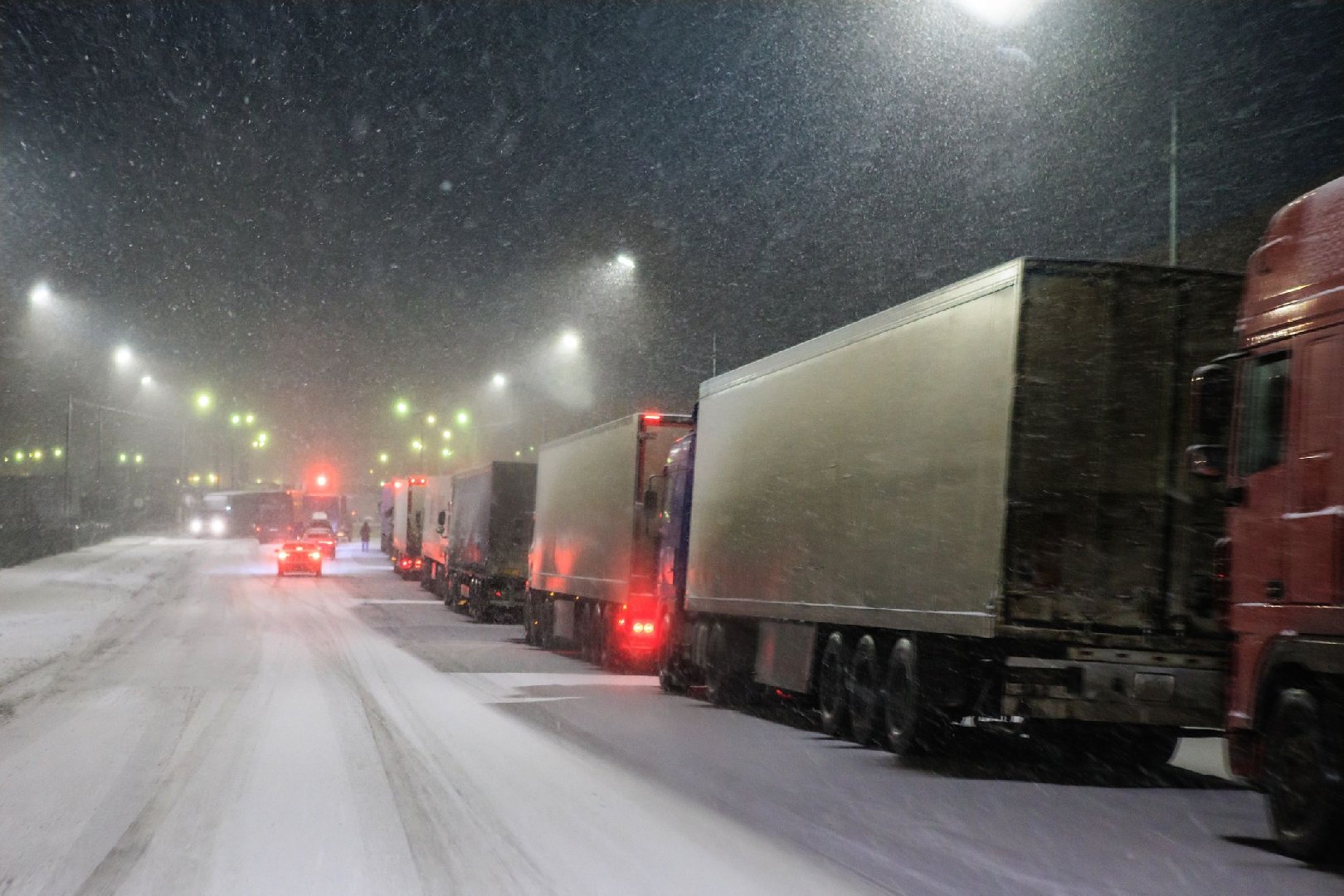 &laquo;Восьмичасовые пробки и тонны снега&raquo;: Циклон &laquo;Фрэнсис&raquo; парализовал въезд в Москву