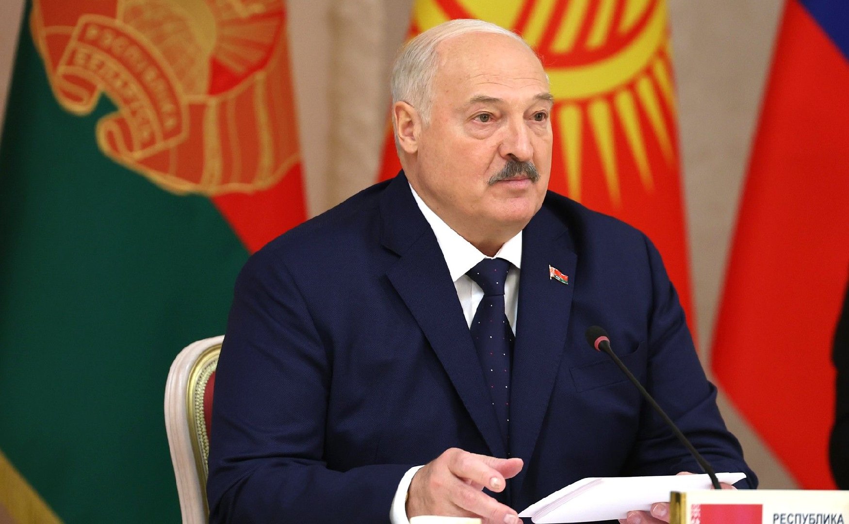 Президент Белоруссии искупался в крещенскую ночь в проруби при -15&deg;С