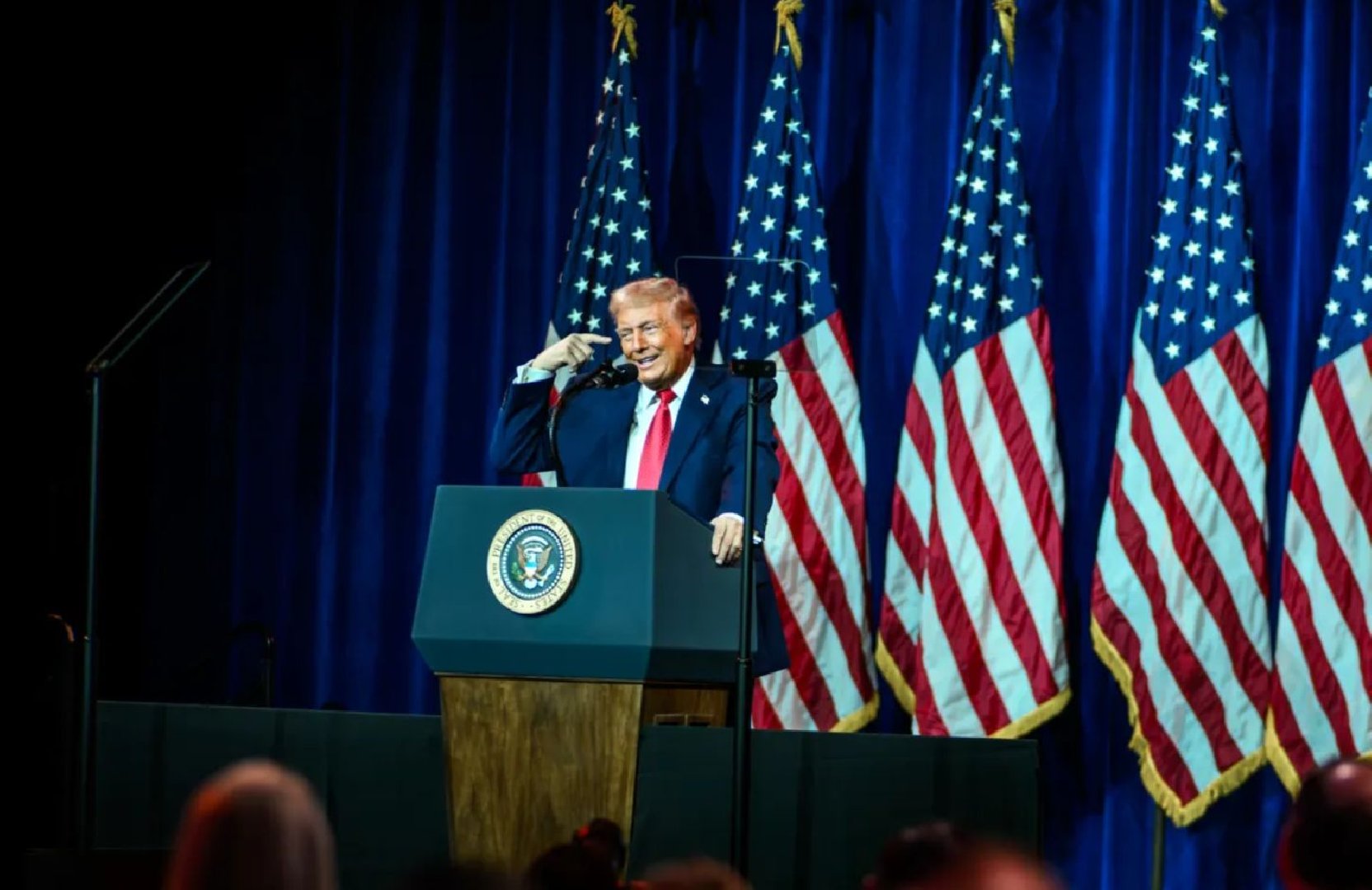 Трамп признал себя диктатором и заявил о необходимости таких &laquo;ужасных&raquo; лидеров у власти