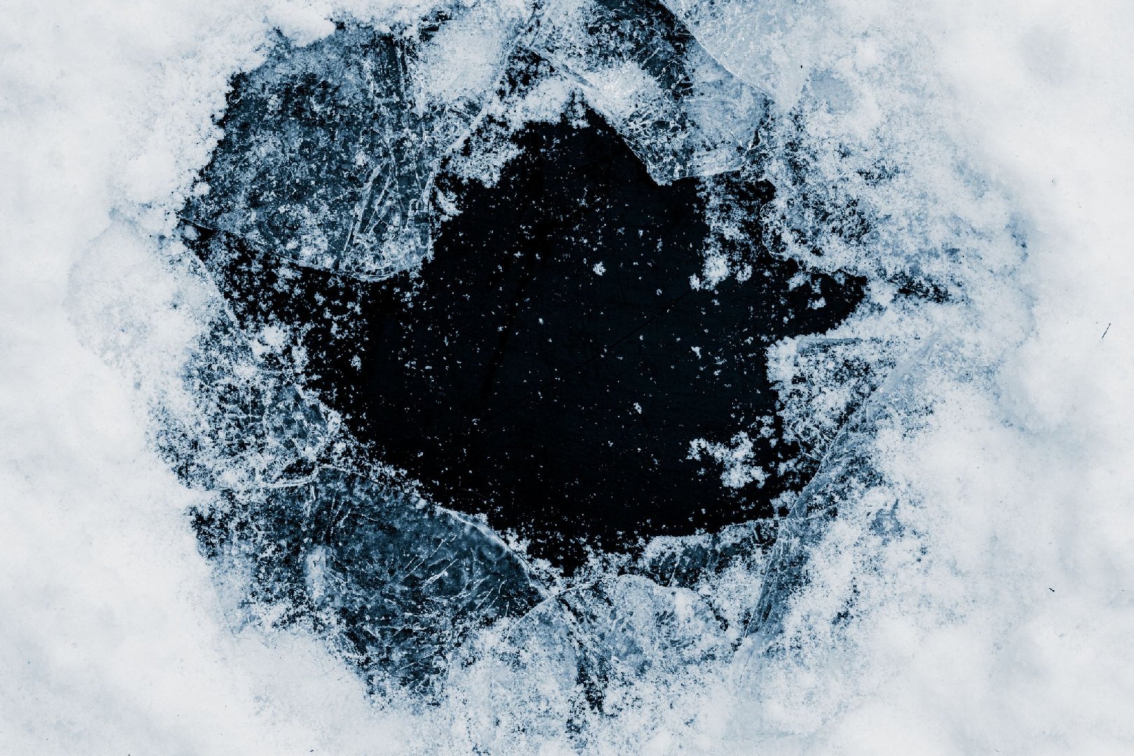 В Приморье  11-летний мальчик провалился под лед, захлебнулся и утонул