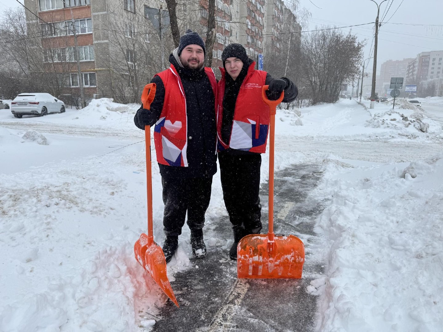 Волонтёры Жуковского снова помогли убрать снег коммунальщикам города