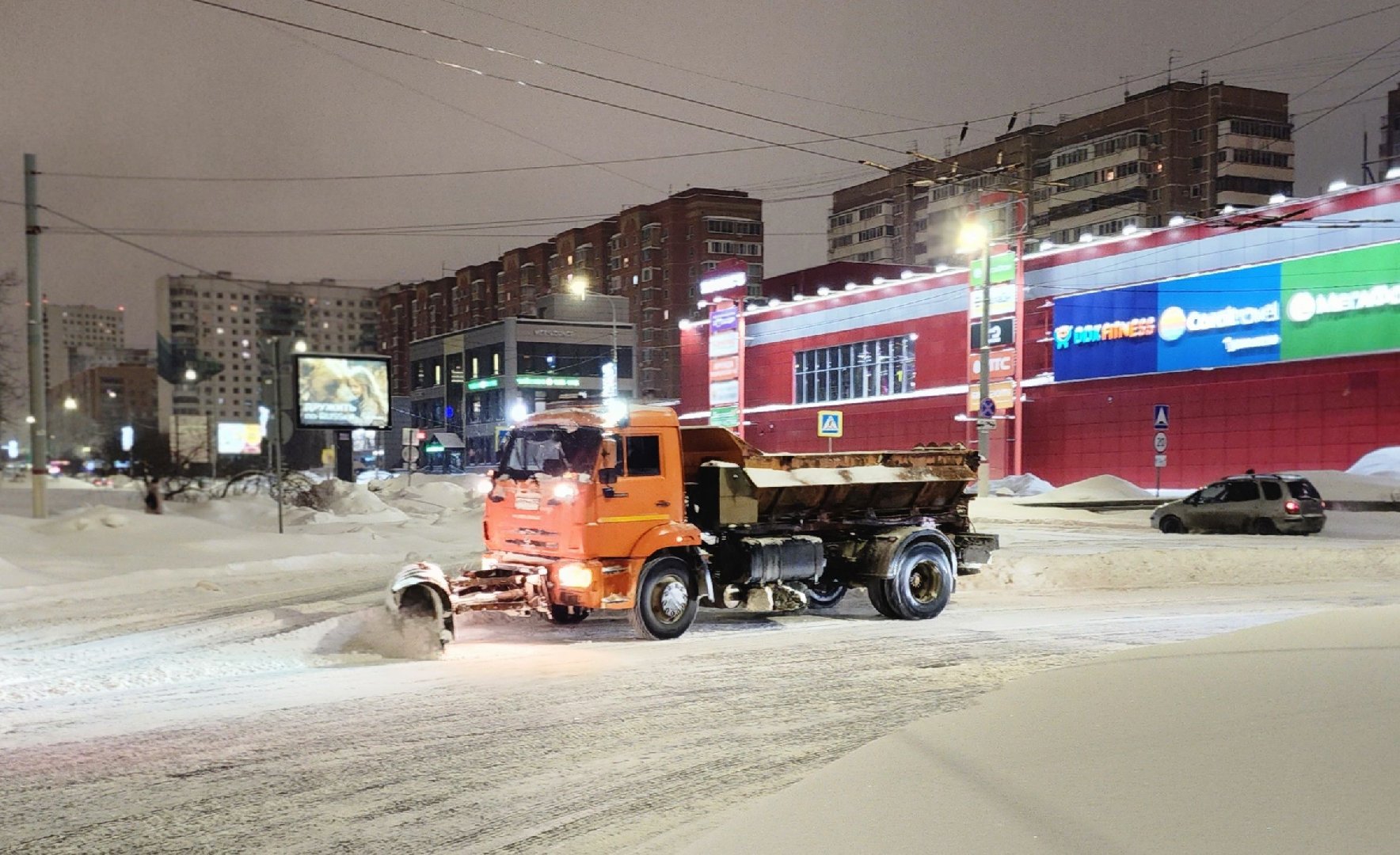 В Химках коммунальщики активно расчищают от снега центральные улицы