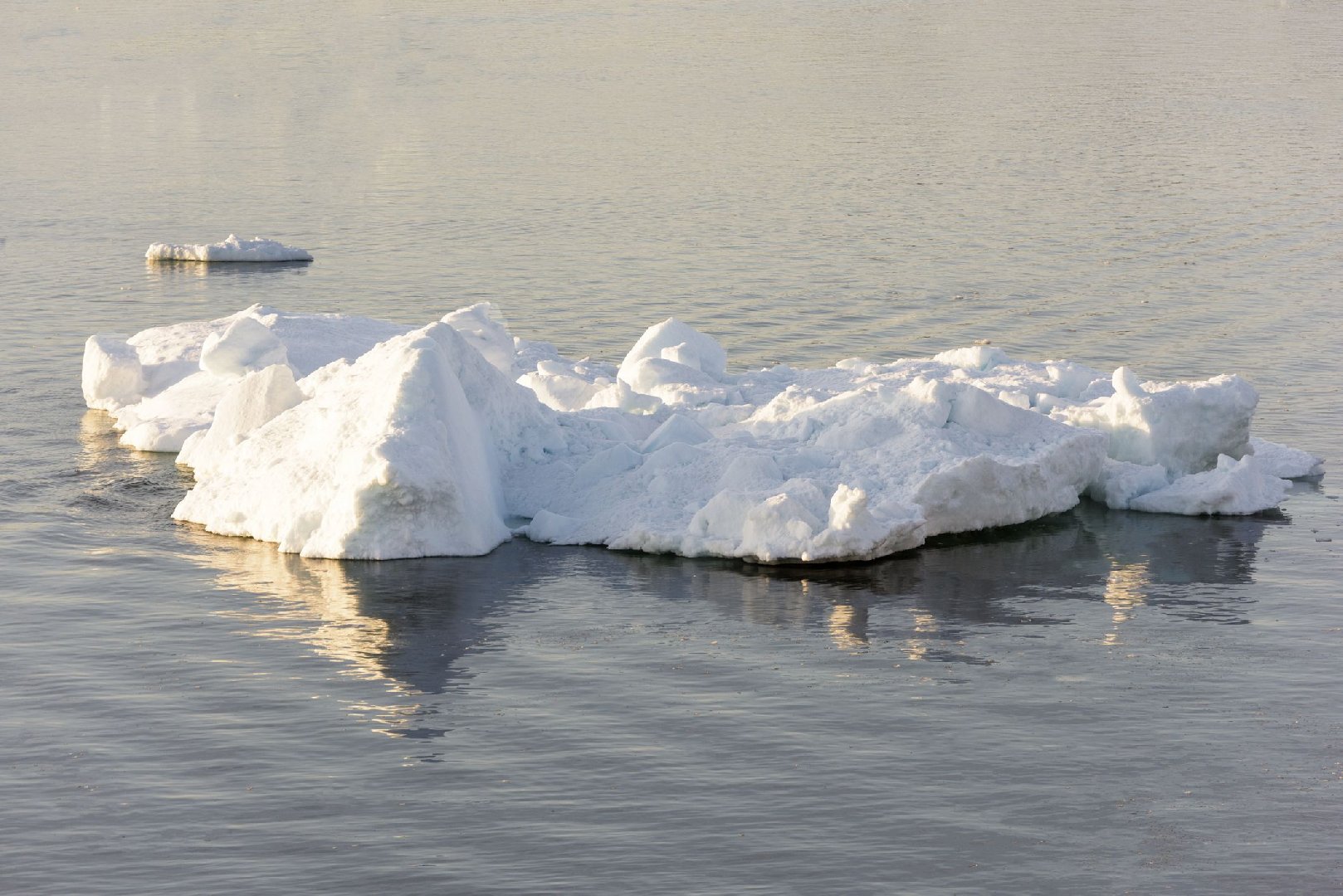 В Ленобласти девять рыбаков унесло на льдине в Финский залив