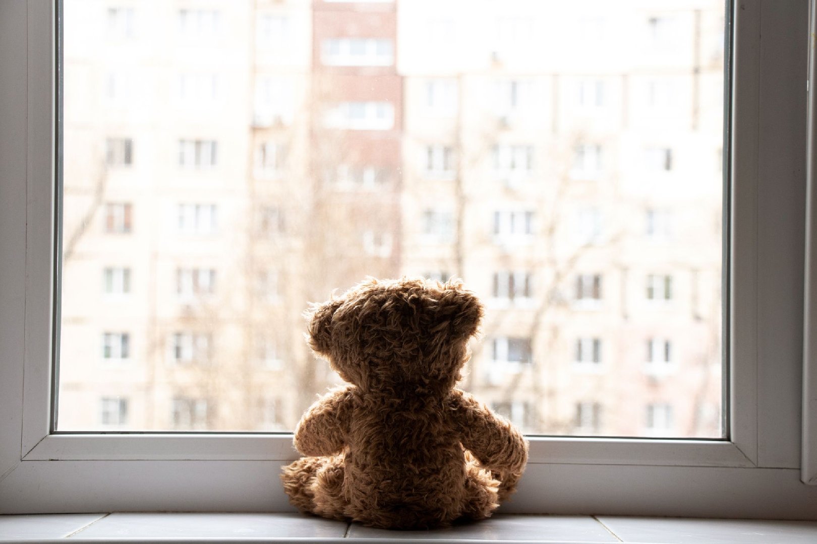 В Петербурге девочка выпала с 20-го этажа и приземлилась на козырёк подъезда