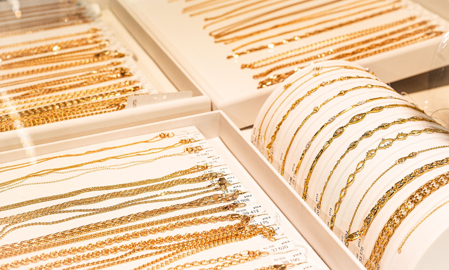 Бездомный россиянин украл лоток золота из магазина и попытался сбежать на такси