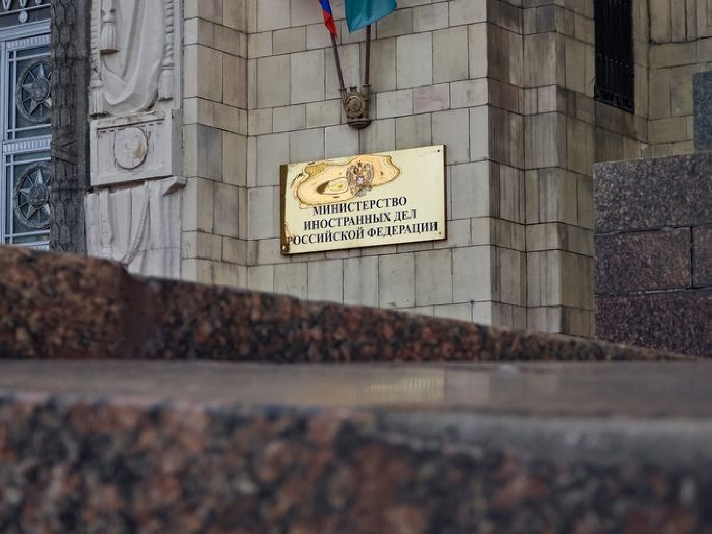 &laquo;Фантастические перспективы&raquo;: МИД РФ оценил решение ВС Украины признать ЛГБТ* семьей