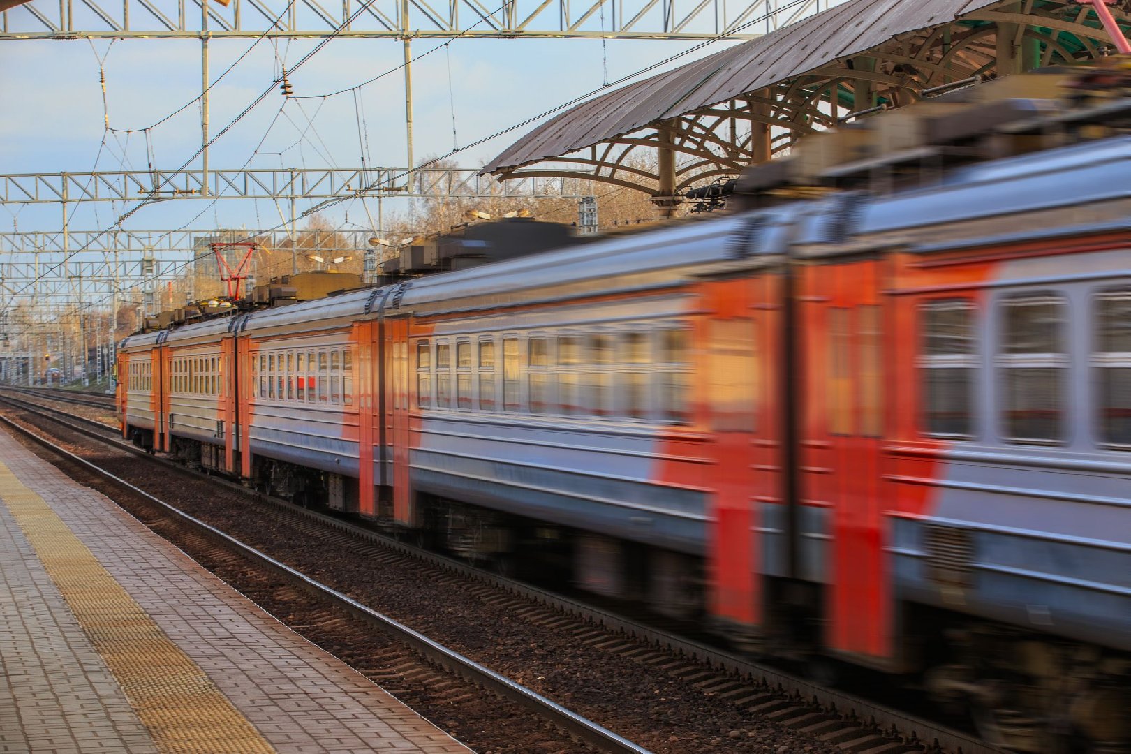 Раскрыта вероятная причина гибели четверых мужчин, которых переехал поезд в Москве