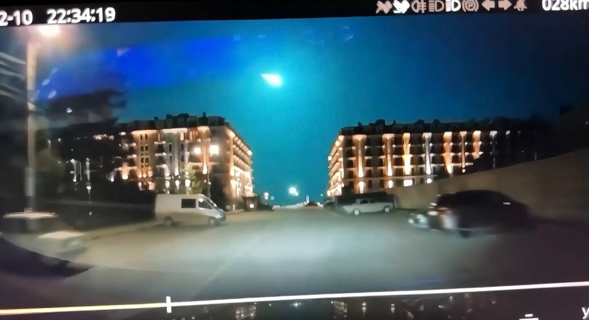 Метеорит, который разрушился в районе Черноморского побережья России, сняли на видео